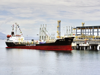 Tàu nhận hàng tại cảng xuất nhập khẩu Dung Quất                                                                                                                                       Ảnh: Thành Long