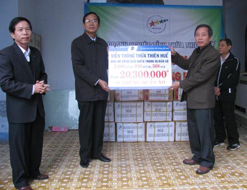 Đ/c Dương Tuấn Anh - Giám đốc Viễn thông TT-Huế đã trao quà ủng hộ cho đại diện lãnh đạo Hội doanh nghiệp tỉnh TT-Huế để hỗ trợ đồng bào miền Trung bị lũ lụt